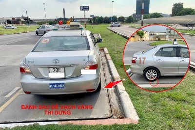 Bài 10 – Bước 4: Lui xe – căn bánh qua vạch vàng